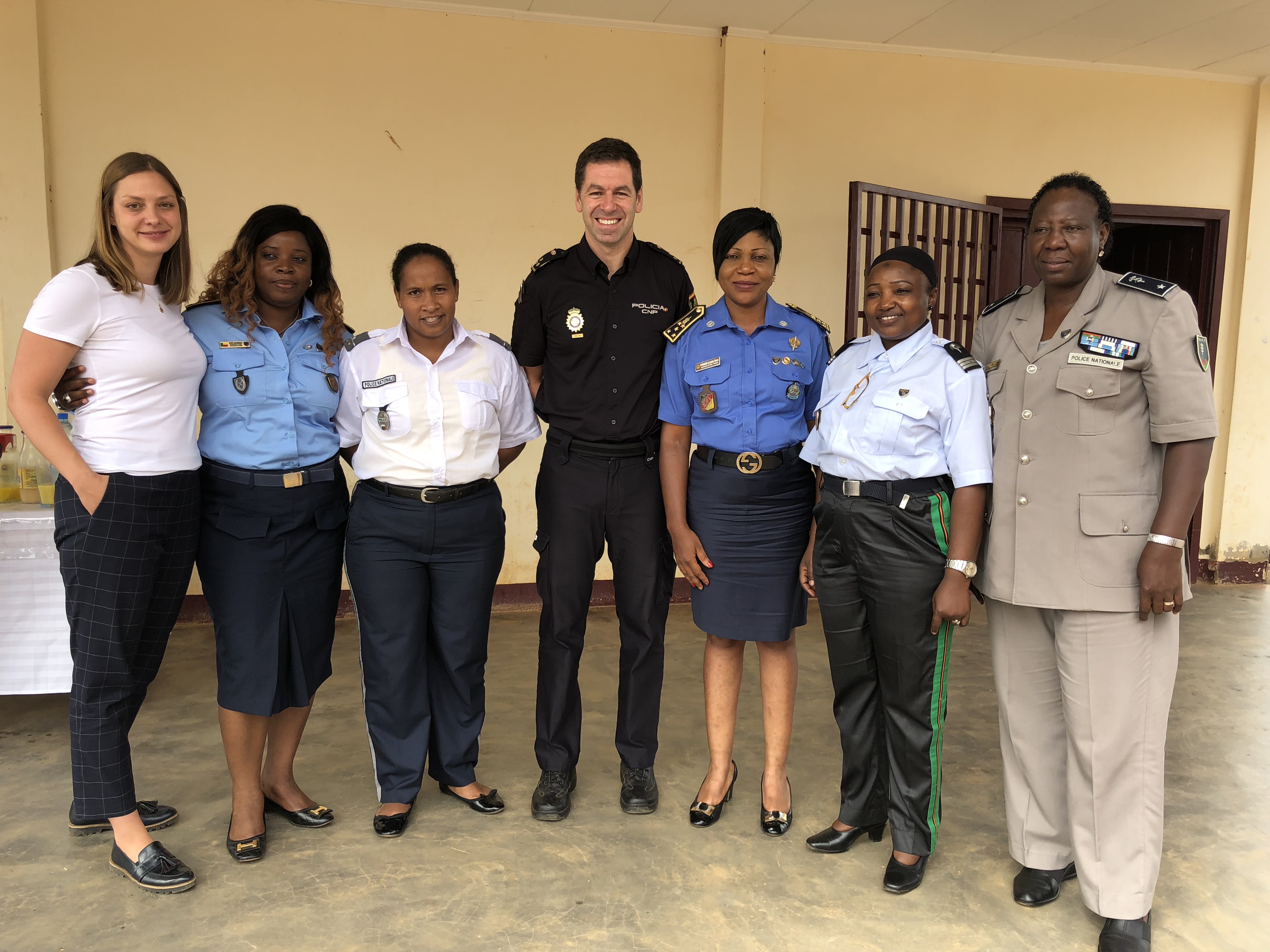 Varias mulleres policía de países estranxeiros xunto a un inspector de Policía Nacional.